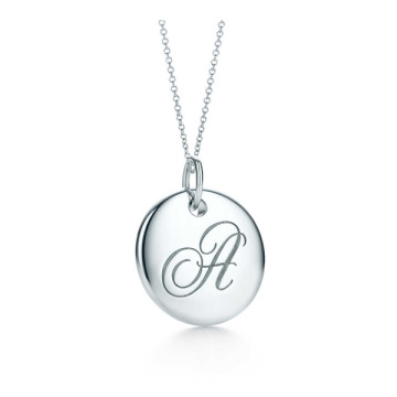 Plaque avec des bijoux en argent sterling avec pendentifs 925 en forme de lettre